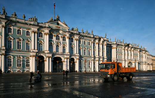 Москвичек выставили из Эрмитажа за внешний вид. Они были слишком красивыми