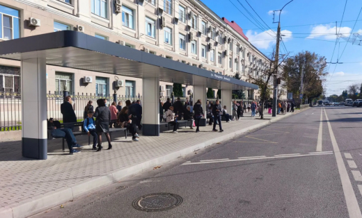 Первую остановку без стенок смонтировали для метробуса в Воронеже