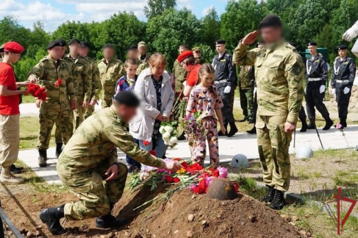 Росгвардейцы приняли участие в перезахоронении останков красноармейцев, найденных в Новгородской области
