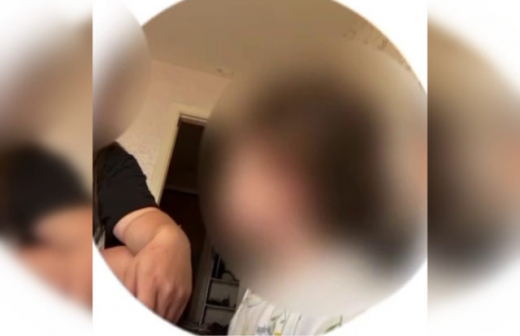 В Воронеже девушка дала попробовать вейп маленькой девочке и сняла это на камеру