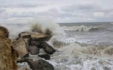 В Керченском проливе волны достигают двух метров