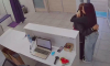Сотрудница пункта выдачи заказов поддержала клиентку и попала на видео. Неожиданно ее раскритиковали