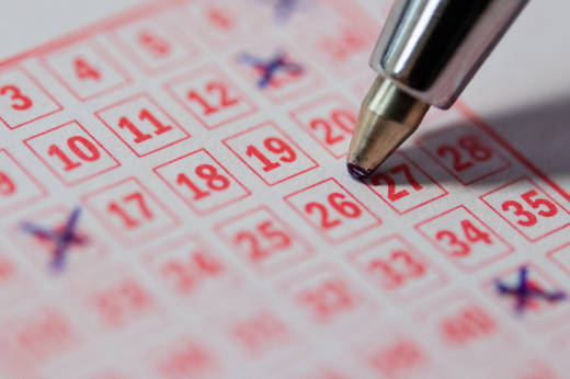 Прораб из Москвы выиграл 36 миллионов рублей, отметив даты рождения в лотерее