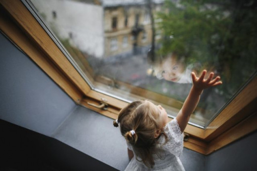 Стали известны подробности падения из окна 4-летней девочки