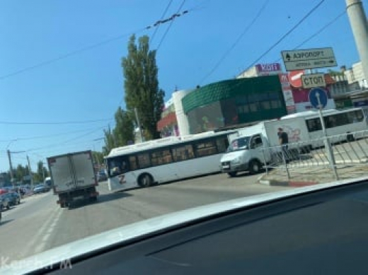Патриотическая автобус и патриотическая хлебовозка столкнулись в ДТП на керченском автовокзале