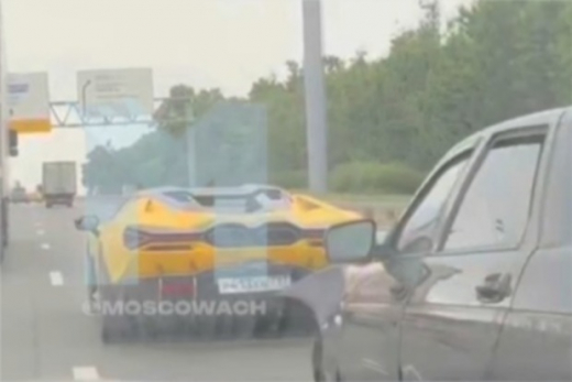 На 43-м километре МКАД таксист на Lada Priora врезался в Lamborghini Revuelto