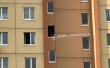 Экстренные службы пытаются отговорить воронежца от прыжка из окна многоэтажки