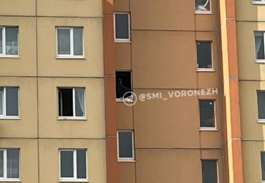 Экстренные службы пытаются отговорить воронежца от прыжка из окна многоэтажки