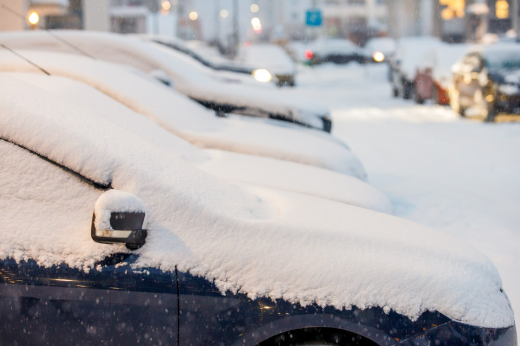 Житель Москвы придумал идею для подработки, он очищает машины от снега
