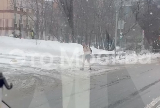 В Москве на улице во время снегопада заметили мужчину в шортах и перчатках
