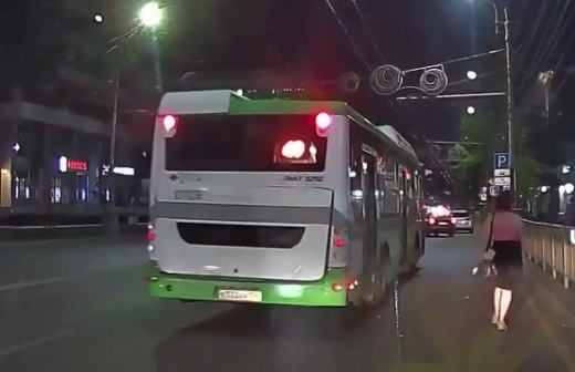 Воронежский автомобилист бросился в погоню за автобусом ради незнакомки (ВИДЕО)
