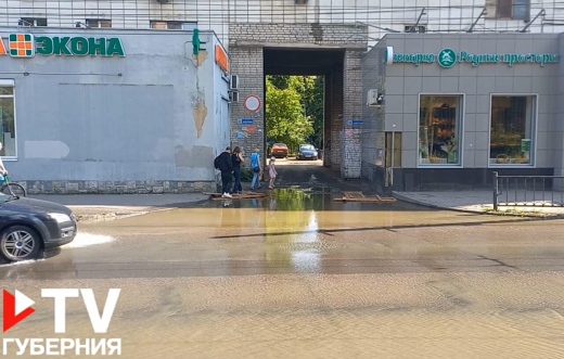 Зажимают носы и прыгают через фекалии: жители Северного второй день терпят реки нечистот
