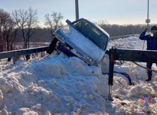 Воронежец на авто залетел на сугроб и повис над обрывом