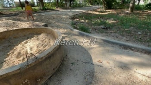 На дороге по Черноморской в Керчи появилась большая песочница
