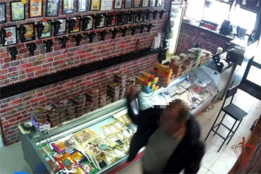 Посетитель бара напал на кассира из-за отказа включить песню Shaman