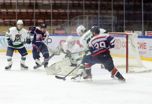 Хоккеисты из Боброва дважды обыграли чемпиона НМХЛ