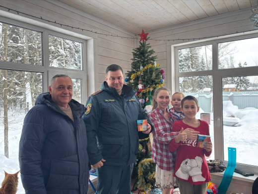 Многодетной семье вручили автономные пожарные извещатели