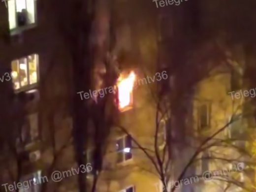 Воронежец попал в больницу после пожара в девятиэтажке на Комарова