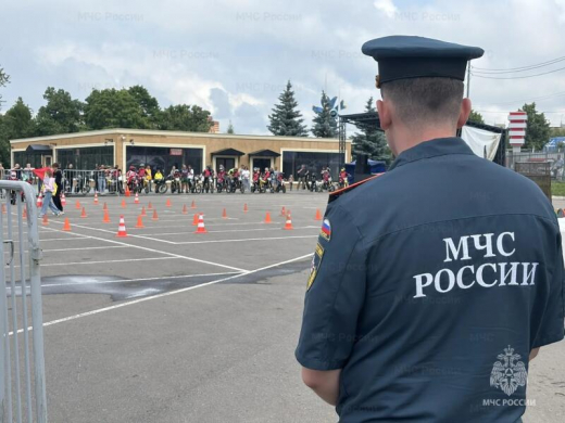 Безопасность на скорости: сотрудники МЧС России провели профилактическую работу на мотокросс-шоу в Ступине