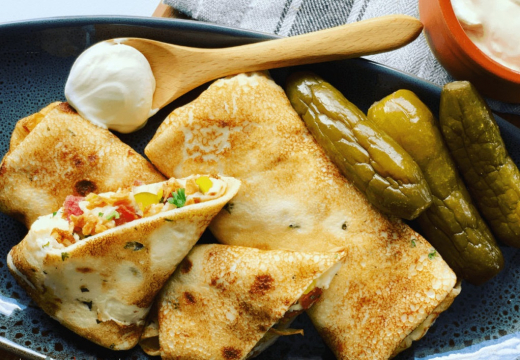 5 простых несладких начинок и рецепт тонких блинов с дырочками