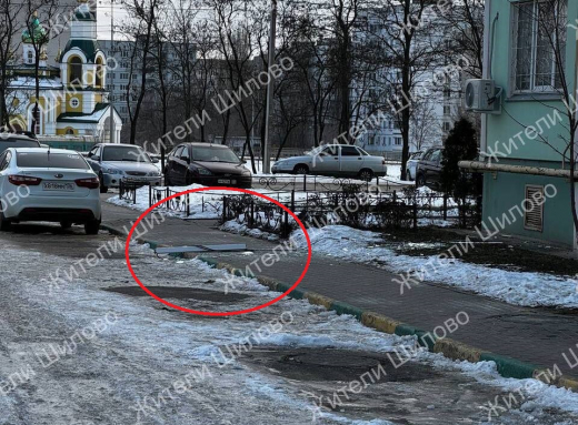 Выпавшее со второго этажа окно едва не упало на маму с коляской в Воронеже