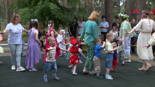 Воронежские сотрудники ГАИ поздравили детей из «Дома ребёнка»