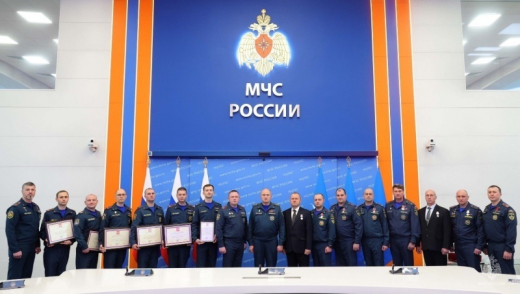 Александр Куренков вручил государственные награды сотрудникам ГУ МЧС России по Московской области