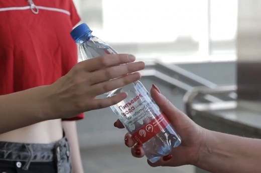 В московском метро начали бесплатно раздавать бутылки с водой