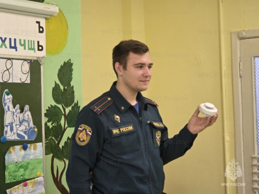 В Ступине сотрудники МЧС учат малышей слушать «умный» прибор