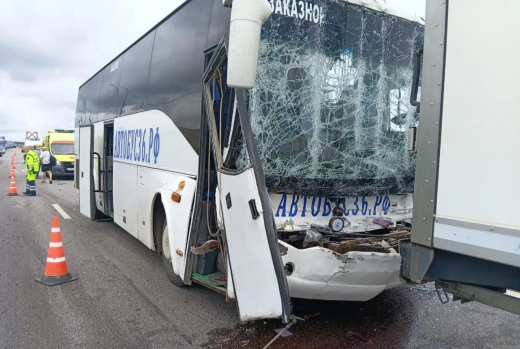 Рейсовый автобус влетел в грузовик на трассе под Воронежем: пострадали 12 человек