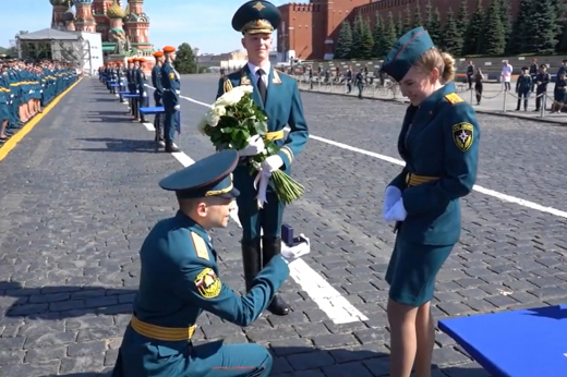 Выпускник сделал предложение возлюбленной на Красной площади и попал на видео