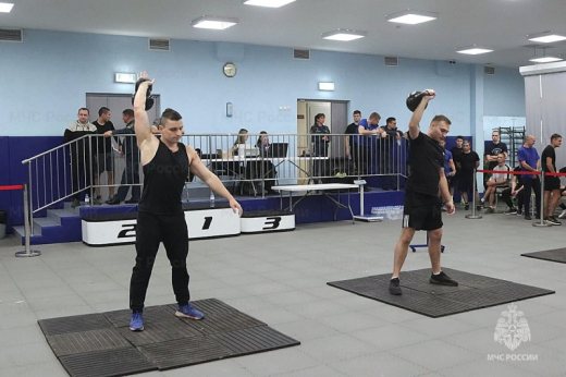 В Подмосковье сотрудники МЧС России выявили сильнейших на соревнованиях по гиревому спорту