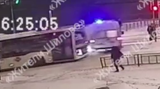 Автобус снёс карету скорой помощи на пешеходном переходе в Воронеже