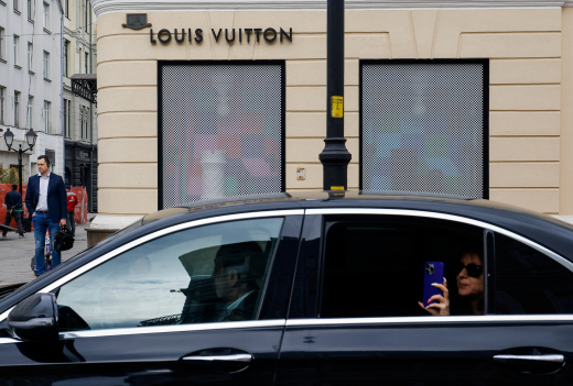 Louis Vuitton возвращается в Россию. Но пользователи соцсетей ему не рады