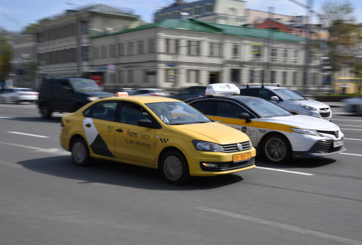 Таксисту «Яндекса» передали наркотики для доставки