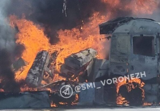 Фура с гробами сгорела на трассе М-4 «Дон» в Воронежской области