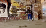 Стену Цоя в Москве снова пришлось восстанавливать. Поклонники музыканта работали всю ночь