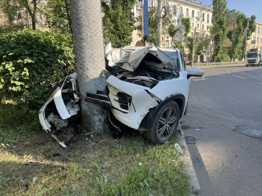 Иномарка превратилась в груду металла, влетев в столб возле сталинки в Воронеже