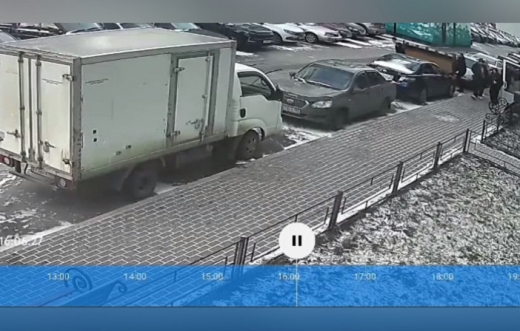 В Воронеже грузчики уронили диван на машину и попали на видео