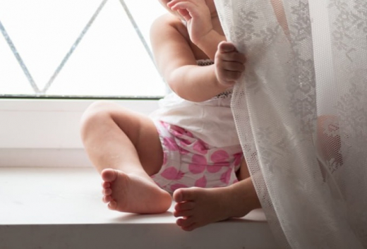 Полуторагодовалая девочка выпала из окна 8 этажа и погибла под Воронежем