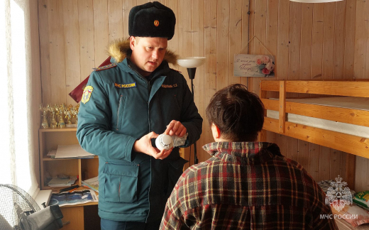 Безопасность в каждый дом: сотрудники МЧС России устанавливают пожарные извещатели в многодетных семьях крымчан